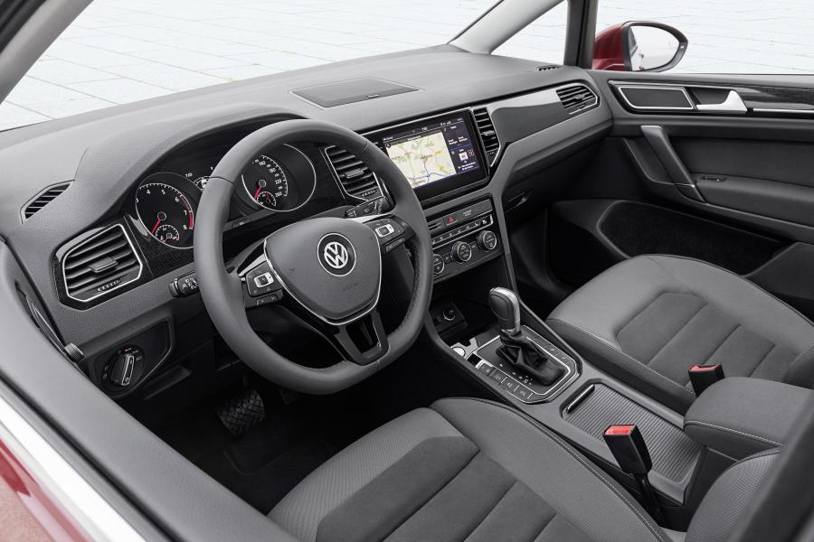 Интерьер Volkswagen Golf Sportsvan TSI 2017 года  (WW) (фото 3 из 40)